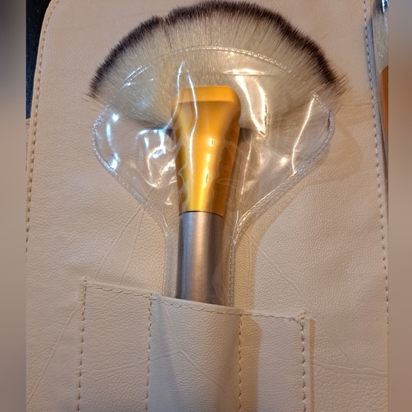 24 Piece Makeup Brushes In A Folding Carrying Case - Picture 5 of 10